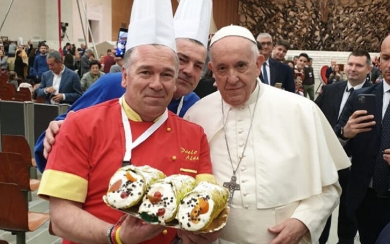 Mazzarino: lo chef Paolo Alessi incontra il Santo Padre e dona un dolce tipico siciliano. «Un uomo di grande umiltà »