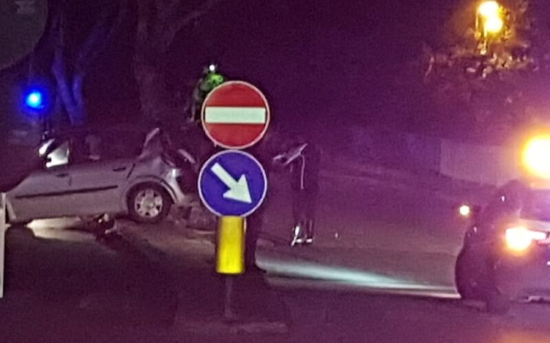 Gela: violento impatto questa sera in viale Indipendenza. Autovettura distrutta, ferito trasportato in ospedale
