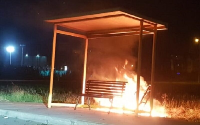 Gela: vandali in azione in viale Enrico Mattei, fiamme alla tettoia della fermata del bus di linea. Gesto deplorevole