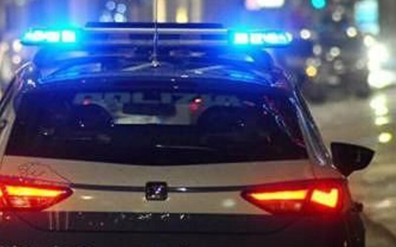 Con l’auto investe metronotte davanti alla sbarra dell’ospedale, segnalato a piede libero un uomo di 57 anni