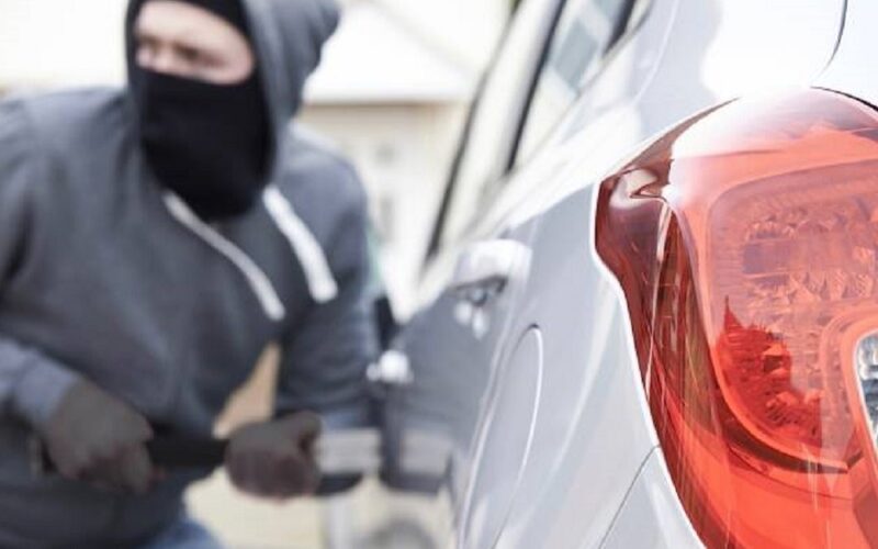 Topi d’auto in azione davanti al municipio. Rubate due autovetture, si allunga la scia di furti in cittÃ