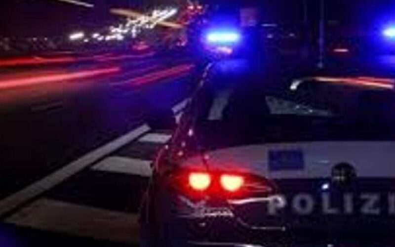 La folle corsa per sfuggire alla Polizia, poi travolge l’esterno di una trattoria
