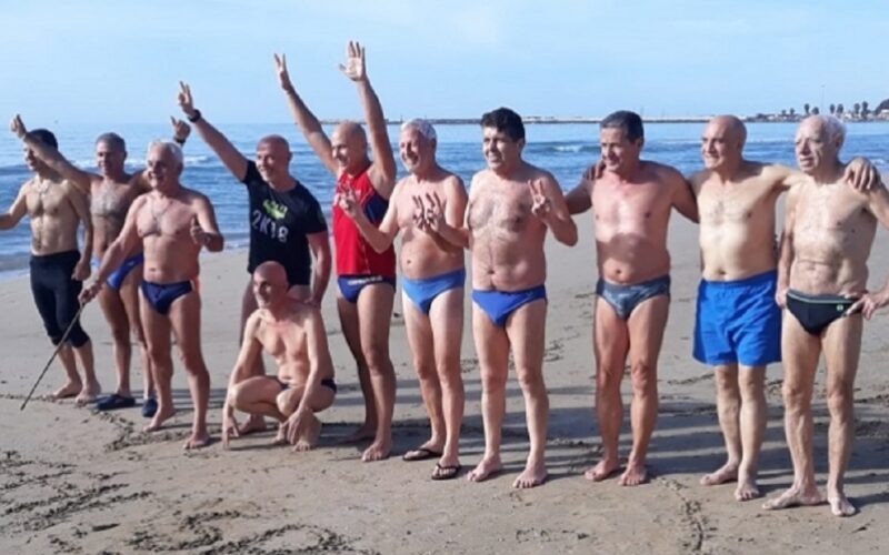 Gela: gli sportivi rinnovano la tradizione del primo bagno dell’anno. Tuffo per un messaggio di solidarietÃ