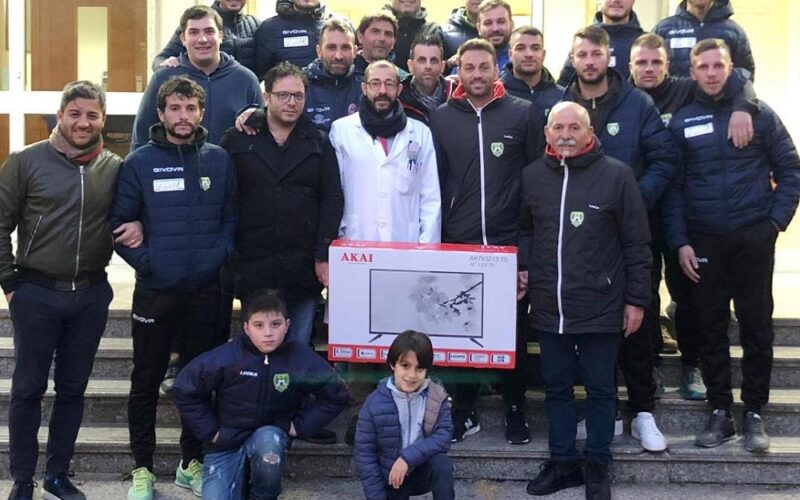 L’Epifania porta in dono due tv ai pazienti della Chirurgia, bel gesto della società di calcio Niscemi Football Club