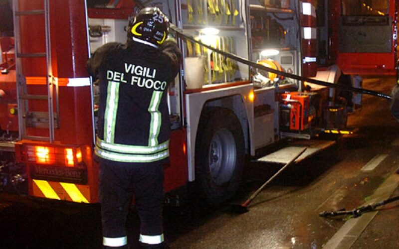 Ore 4.30: fuoco in viale della Regione, distrutta l’autovettura di una donna