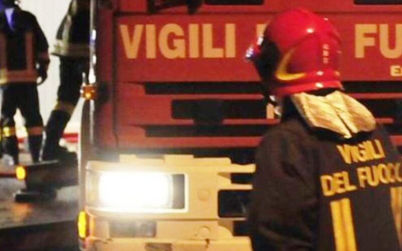 Incendio in contrada «Giarratana», fiamme danneggiano un autocarro