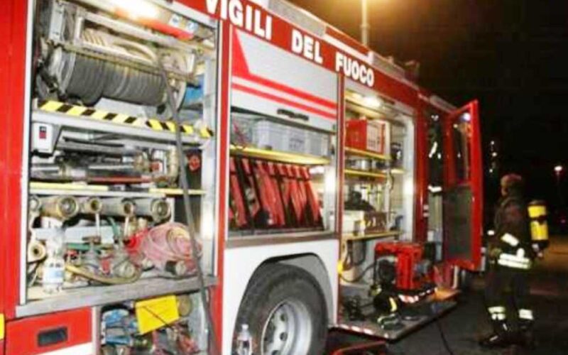 Paura nella notte in via Aldo Moro, auto prende fuoco all’improvviso