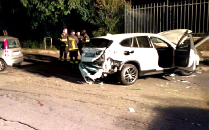 Carambola di autovetture nei pressi del lungomare, ci sono due feriti. Sul posto ambulanze e Vigili del fuoco