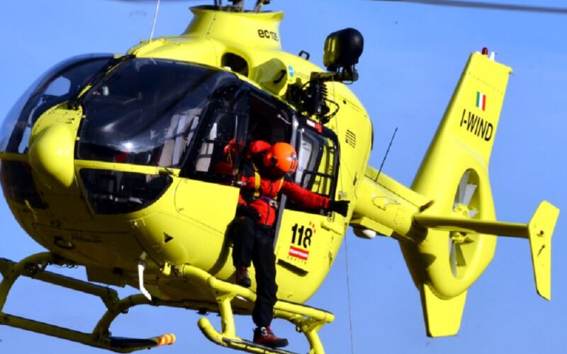 Grave incidente in contrada Mignechi, cade da albero e si schianta al suolo