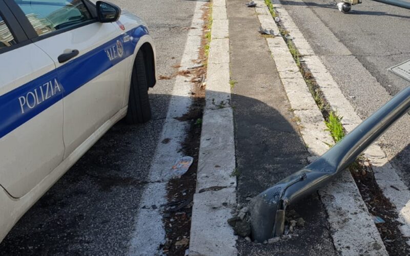 Auto contro auto in via Morselli, abbattuto anche un palo della luce