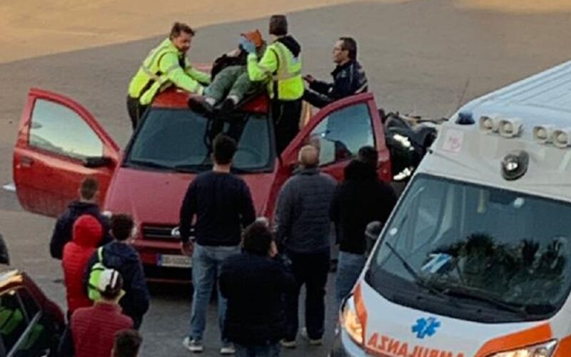 Incidente stradale in via Venezia, scoter si schianta contro autovettura