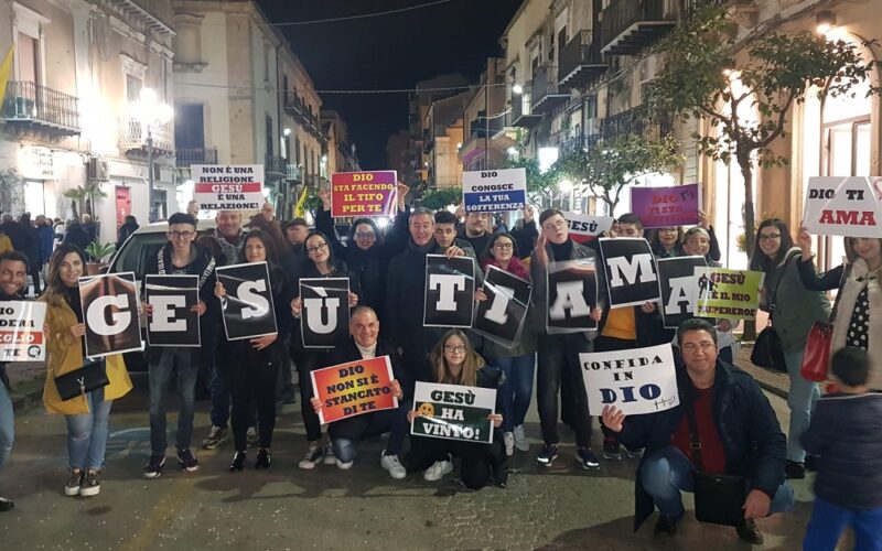 Chiesa sulla Roccia promuove iniziativa pubblica. Con cartelli in piazza per evangelizzare. Accolti dal saluto del sindaco