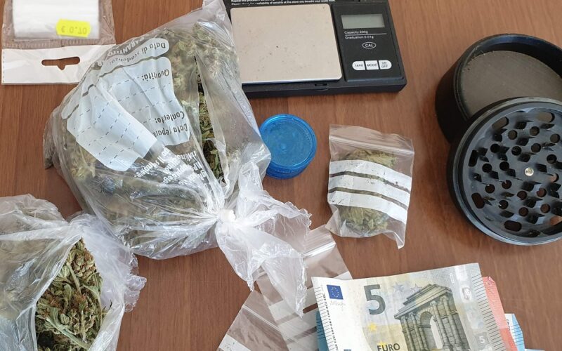 Droga, bilancino e «grinder» nella casa di un ventiduenne ai domiciliari. Blitz dei Carabinieri, un arresto e due denunce