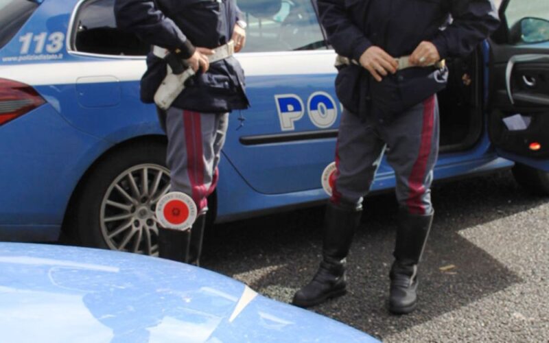 Schianto sulla strada statale 626, Mercedes sbanda e finisce contro il guardrail. Non ci sono feriti. Sul posto la Polizia