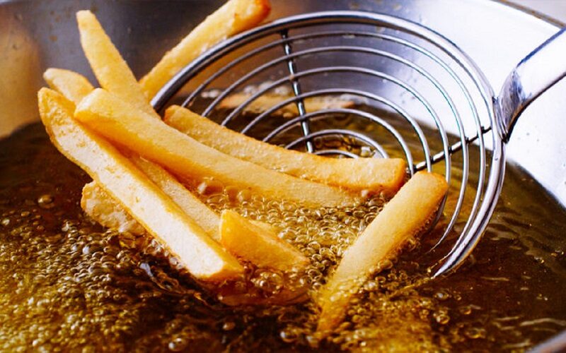 Gela: l’olio usato diventa risorsa, dalla padella al biocarburante. Pierobon: «Adesso è possibile»