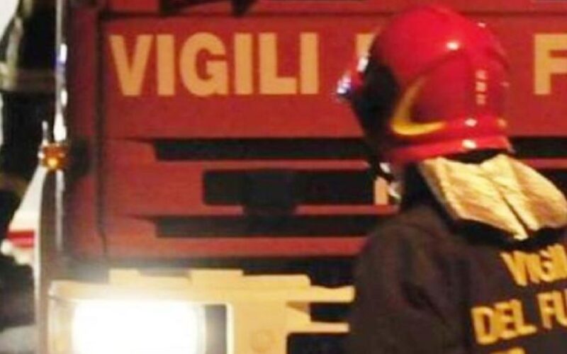 Incendio nella notte in via Padova, le fiamme danneggiano un’autovettura