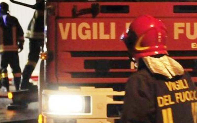 Incendio nella notte in via Crispi, fiamme danneggiano un’autovettura