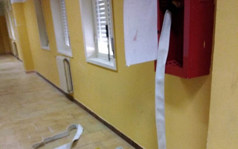 Niscemi: vandali in azione all’istituto Da Vinci, scardinata porta, danneggiato impianto antincendio
