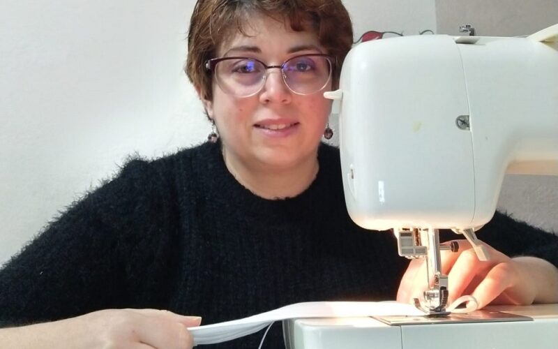 Agnese, l’«angelo custode» che cuce mascherine e le dona a chi ha bisogno