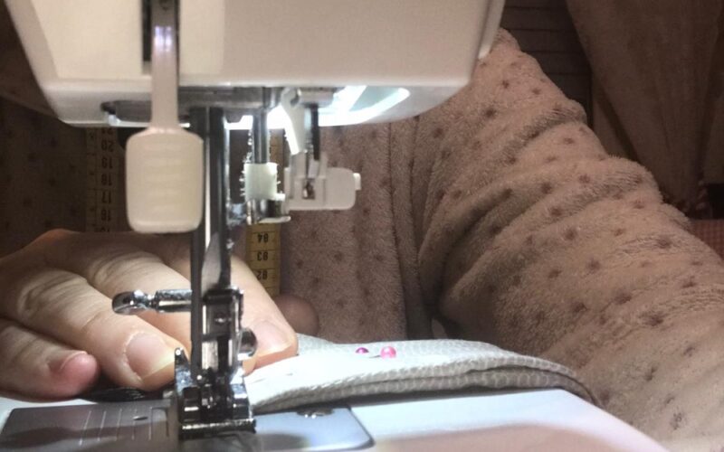 Gela: Maria Concetta, maestra di cucito, campionessa di bontà . «Le mie mascherine gratis a chi ha bisogno»
