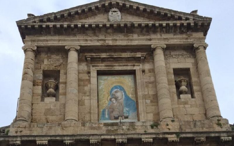 Gela: «Maria, proteggici», parroco fa issare il dipinto sulla facciata della chiesa Madre
