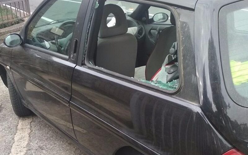 Gela: vetri in frantumi e specchietti rotti, auto danneggiate in via Petrarca