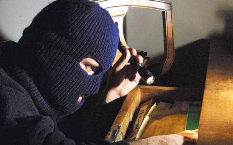 Gela: ladri acrobati in azione a San Giacomo. Penetrano in abitazione e rubano tv e preziosi