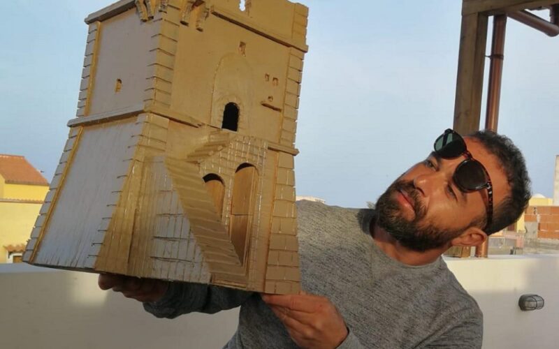 Vive a Lampedusa ma ha Gela nel cuore. Davide, artista per caso, realizza la Torre di Manfria in scala ridotta