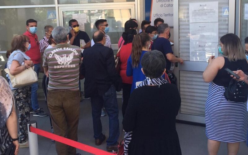 Gela: code davanti all’Agenzia delle Entrate, qualche utente perde la calma e intervengono i Carabinieri
