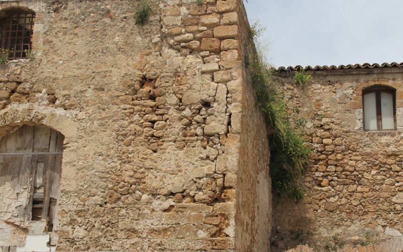 Gela: «Un muro della torre rischia di cedere, esempio di scarso amore per i nostri beni culturali»