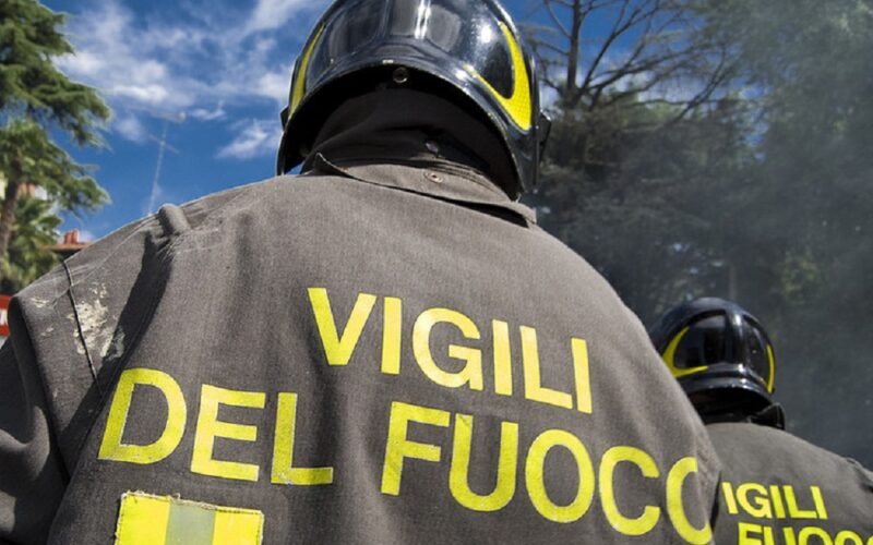 Gela: incendio di sterpaglie si propaga a un’officina. Danneggiata dal fuoco auto della Polizia