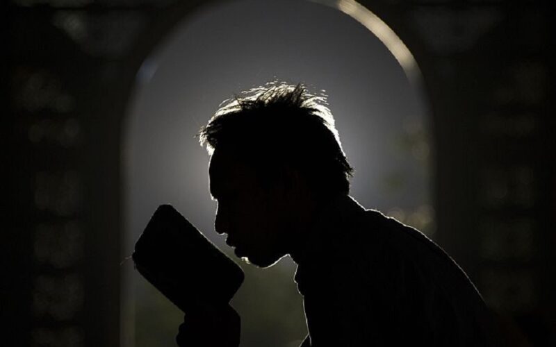 Gela: infastidito durante la preghiera del ramadan si fa giustizia ferendo i vicini con un coltello