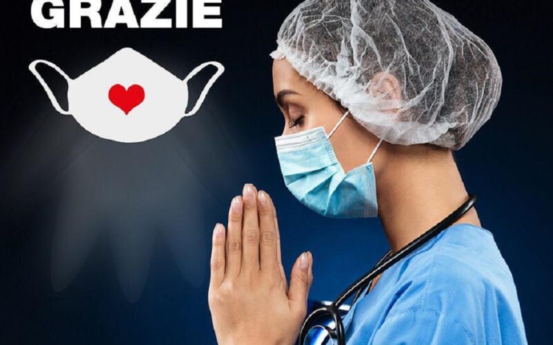 Una messa in memoria degli operatori sanitari deceduti durante la battaglia contro il nuovo coronavirus