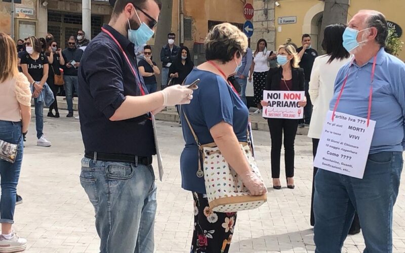 Gela, iniziato stamattina il flash mob dei commercianti, chiavi e licenze consegnate simbolicamente al Comune
