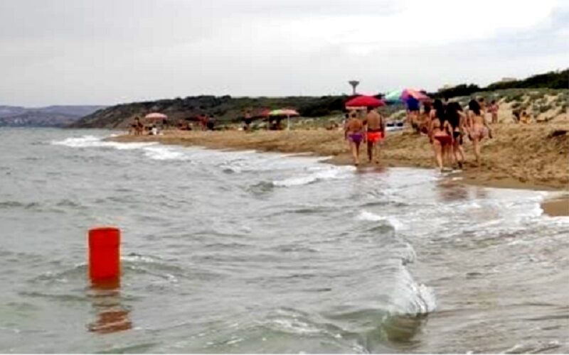 Gela: parti in ferro affiorano vicino alla battigia, pericolo per i bagnanti. Scatta l’ordinanza