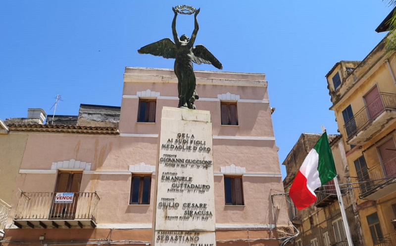 Gela: cavalieri della Repubblica sostituiscono bandiera tricolore del monumento ai caduti
