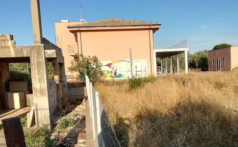 Niscemi, centro disabili chiuso e circondato da erbacce. Protesta il consigliere Di Martino (Id)