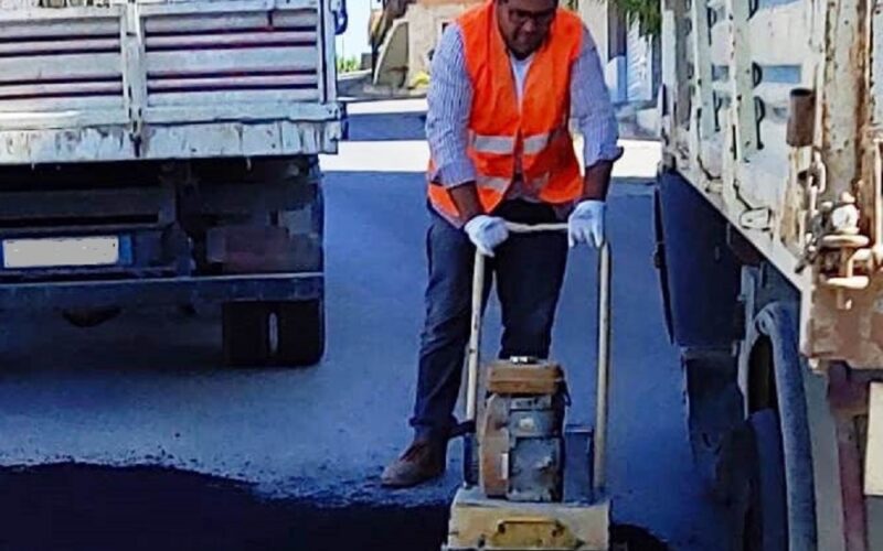 Niscemi: imprenditore continua a riparare le buche gratuitamente. «Lo faccio per amore verso la mia città»