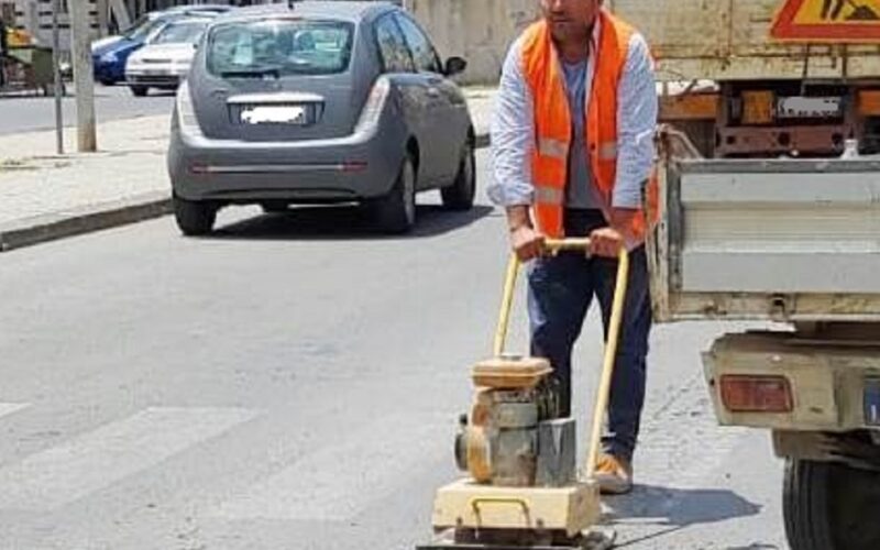 Niscemi: bitume e lavoro di braccia per riparare le buche. La vera cittadinanza attiva dell’imprenditore Presti