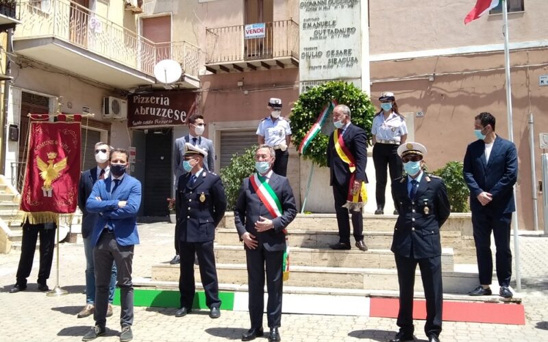 Gela: celebrazione del 2 Giugno, sindaco depone corona d’alloro ai piedi del monumento ai caduti in piazza Martiri della LibertÃ