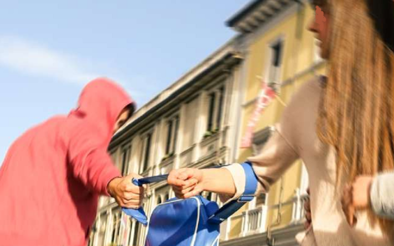 Gela: ragazza scippata dello zainetto con dentro pochi euro. Brutto episodio nel rione Sant’Ippolito