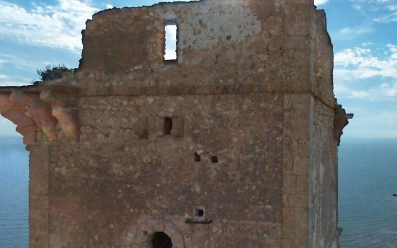 Gela: la torre cade a pezzi, appello di Mulè. «Bisogna espropriarla e avviare il restauro, prima che sia troppo tardi»