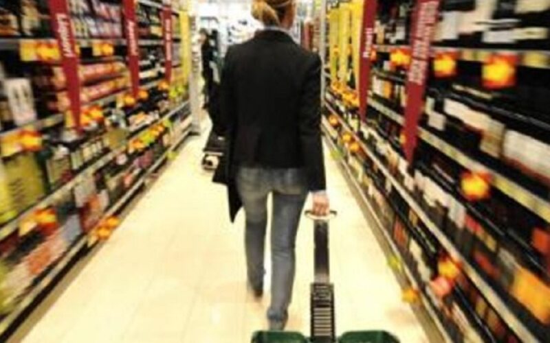 Prima domenica di vera fase 2, domani supermercati aperti. Saracinesche alte anche nei vicini centri commerciali