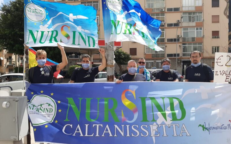 Infermieri, pochi e sottopagati, flash mob di sensibilizzazione. Nursind: «Né angeli, né eroi, chiediamo solo attenzione»