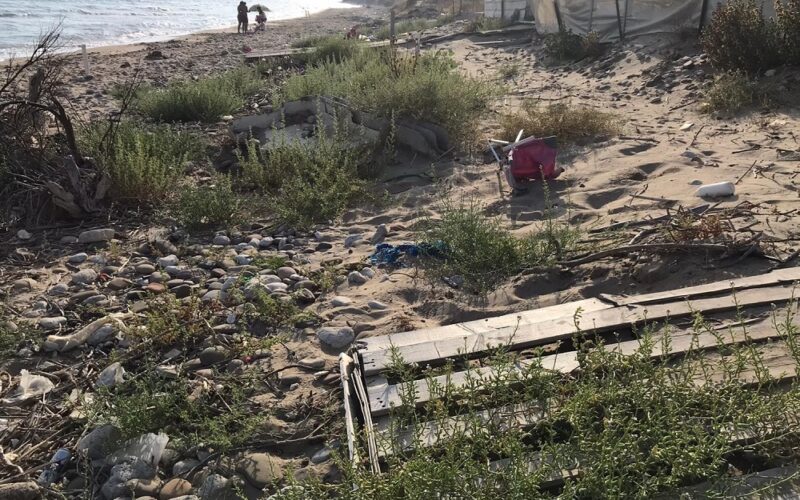 Butera: rifiuti e degrado, ferita la splendida spiaggia dorata. Il sindaco: «Inciviltà ». La pulizia è già in corso