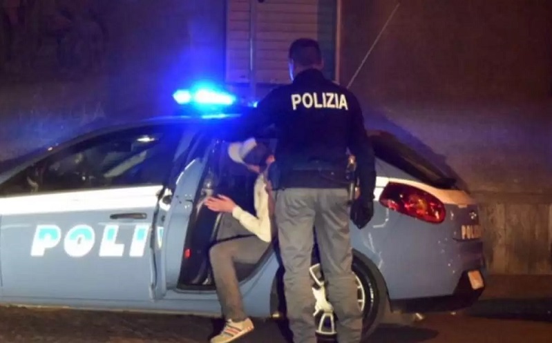 Gela: un chilo di hashish in auto, due pistole nell’abitazione. Giovane di 23 anni ai domiciliari