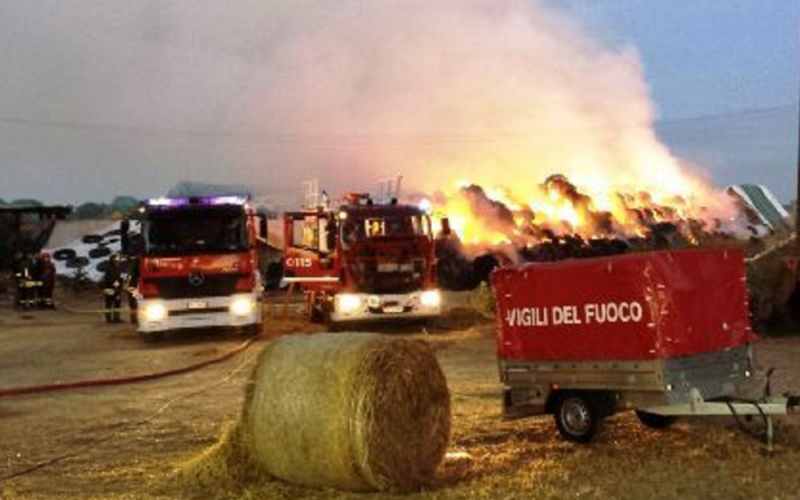 Gela: fiamme devastano foraggio per animali, diverse balle di fieno distrutte dal fuoco. Sul rogo indaga la Polizia