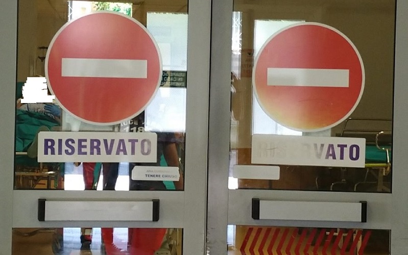 Gela: tafferuglio davanti all’ospedale, infermiere aggredito da una donna in preda a un forte stato di agitazione