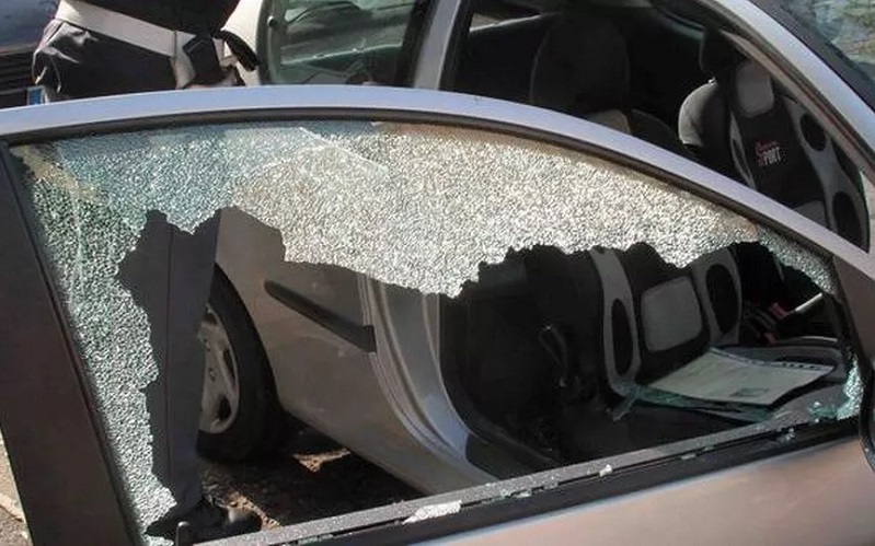 Gela: sfondano il finestrino di un’auto e rubano borsello. Bloccati da una pattuglia
