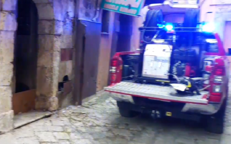 Gela: fiamme in un’abitazione del centro storico. Paura per i residenti. Vigili del fuoco salvano un senza tetto